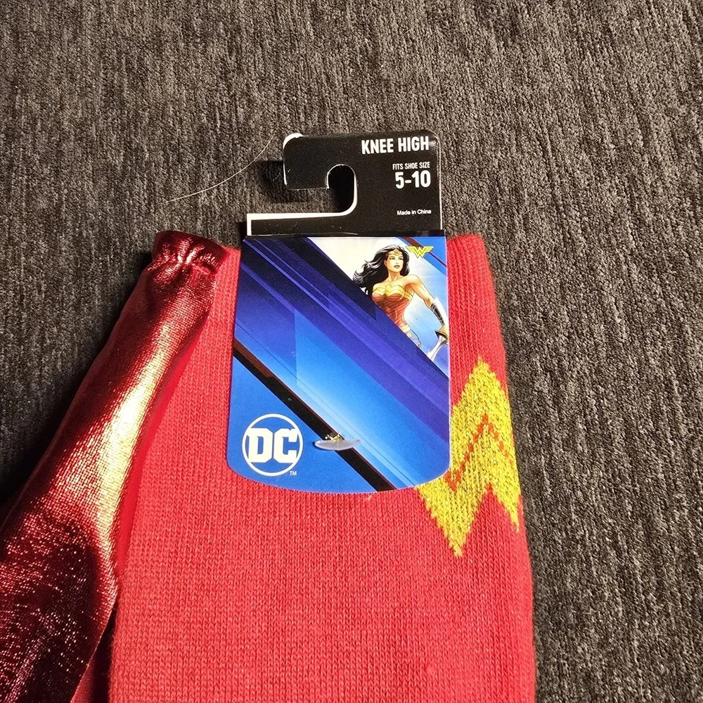 WOMENS WONDER WOMAN KNEE HIGH CAPE SOCKS, NEW‎